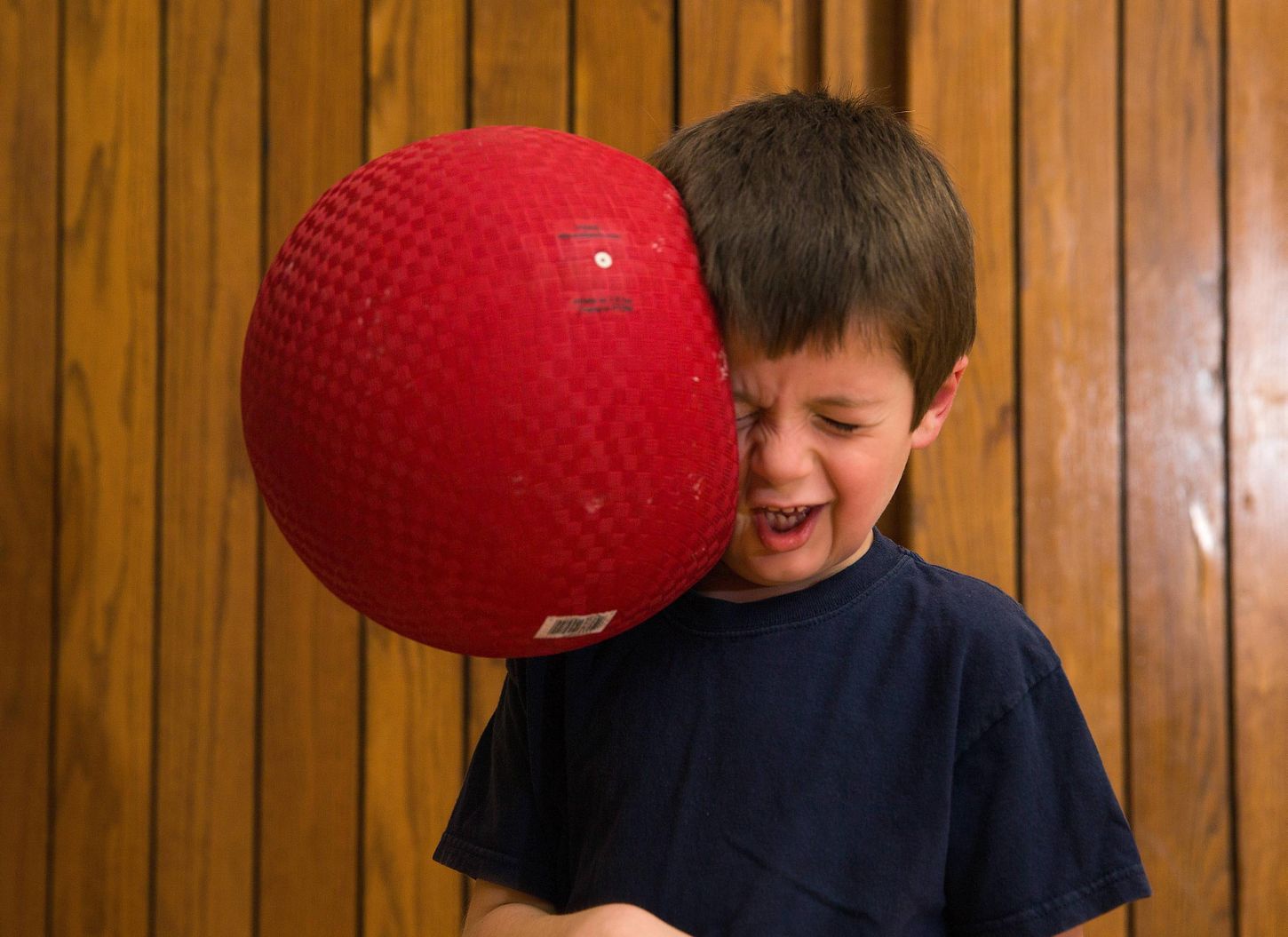 Ball boy. Красный мяч для детей. Билли Мэдисон мяч в детей. Фейс с красным мячом. Funny Ball.